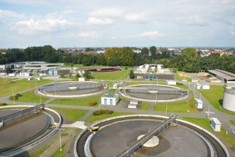 Blick über das Klärwerk Nürnberg: Die Klärbecken trennen den Schlamm vom sauberen Wasser. Der Schlamm wird dann zu Klärgas umgewandelt, welches im Projekt "Kläffizienter" zur Stabilisierung der Energienetze genutzt wird.